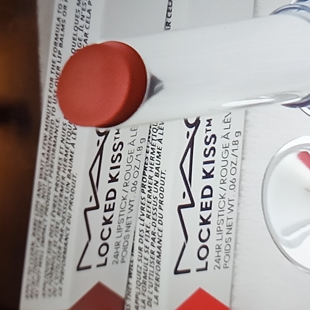 Mac locked kiss 24hr lipstick color #99 extra chilli